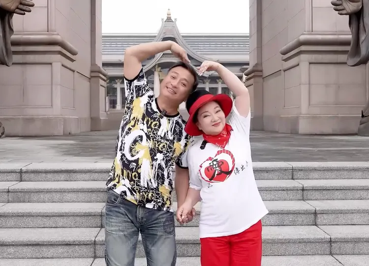 白冰冰(右)帶著王中平參觀世界一家。長興影視提供