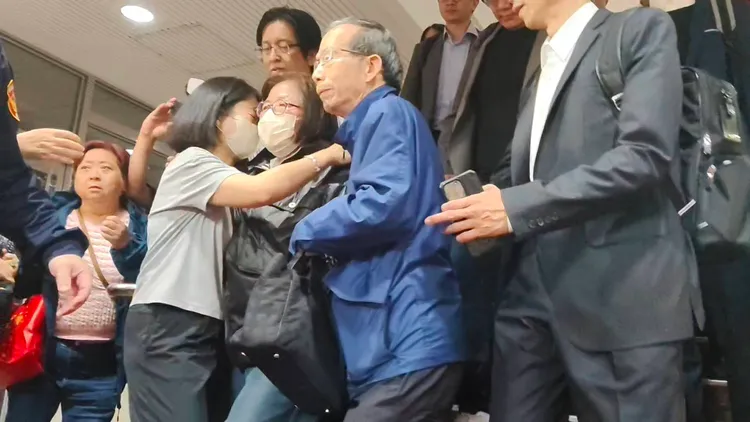 國民黨台北市黨部主委黃呂錦茹無保請回步出法庭時，與丈夫黃秀莊相擁而泣。張欽攝