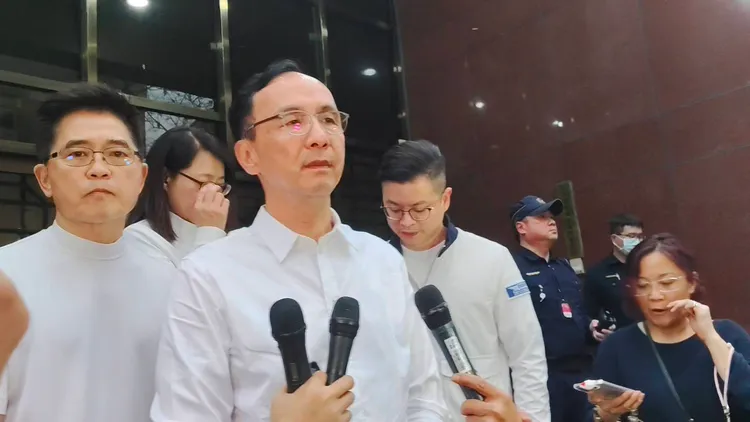 國民黨主席朱立倫受訪說，對獨裁的賴清德政府一定要抗戰到底。張欽攝