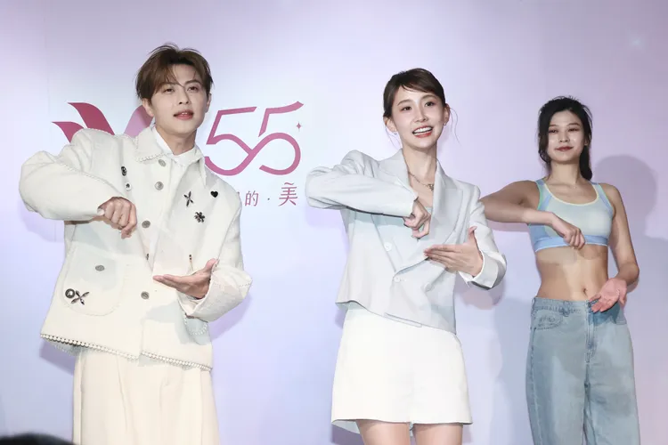 王子（左）和模特兒跳「55us舞」。彭欣偉攝