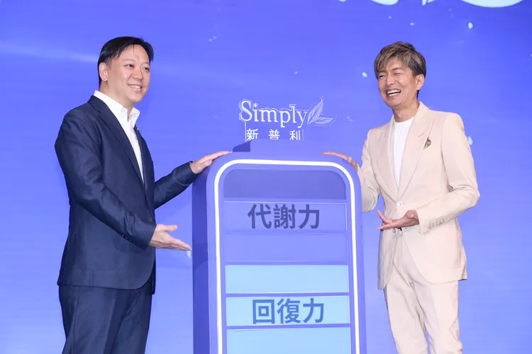 木村拓哉（右）跟品牌老闆合照笑得開心。彭欣偉攝