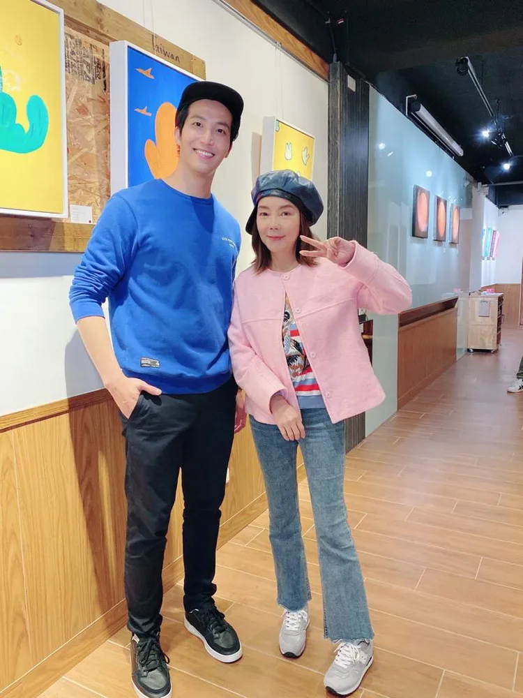 吳翔震（左）與歌后辛曉琪5年前因畫展而結緣。圖／吳翔震工作室提供