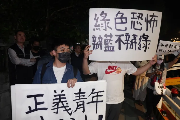 新北市多名民進黨立委遭提議罷免，罷團遭指涉不實連署，新北地檢署15日指揮搜索國民黨板橋區、三重區黨部等處，約談10多人到案，藍營人士晚間在新北檢外抗議。中央社