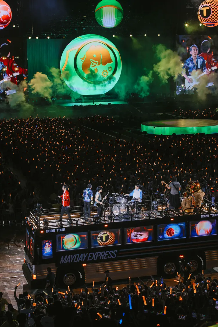 五月天搭乘環場巴士，與各區粉絲互動。圖／相信音樂提供