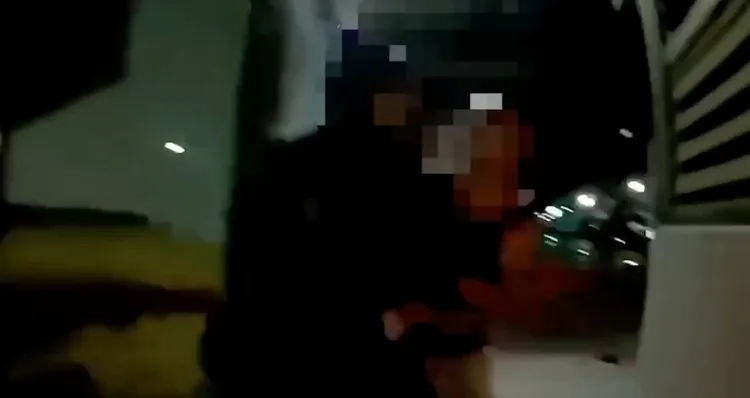 邱男攻擊現場警員。警方提供