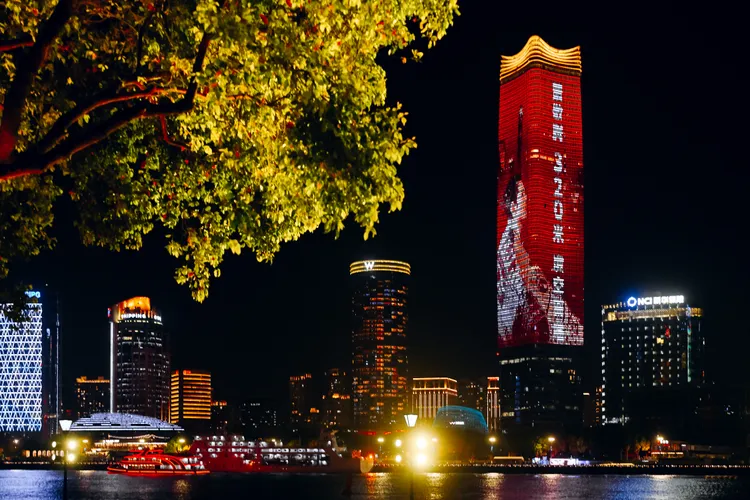 戶外巨型螢幕照亮外灘。喜鵲娛樂提供