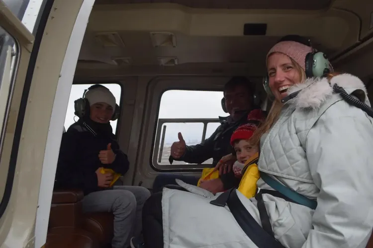 艾斯科巴與妻小搭直升機觀光。翻攝自X @RedWave_Press
