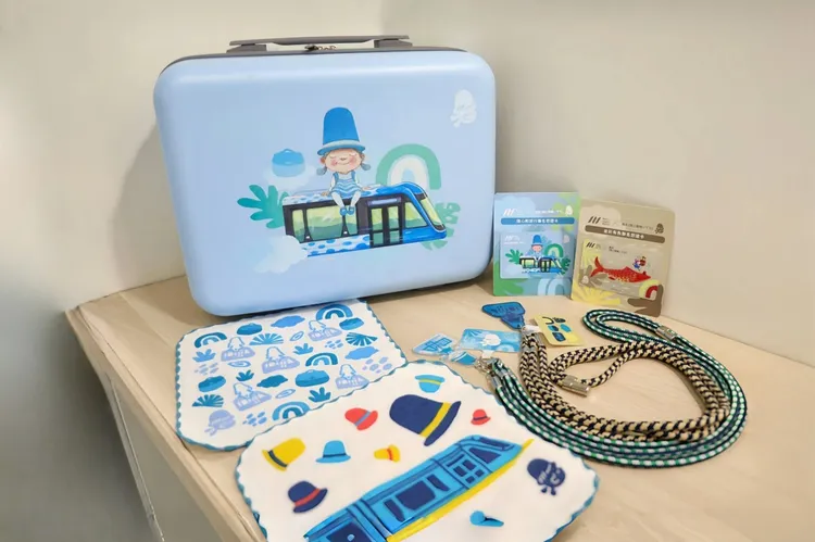 新北捷運公司推出獨家聯名「隨心輕旅行」或「金彩有魚」悠遊卡。捷運公司提供