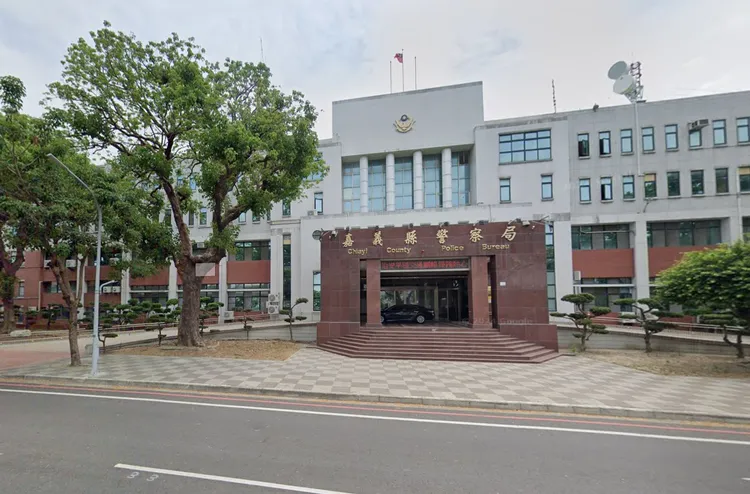 嘉義縣警局澄清，肇事的是包商工程車，已要求取下「嘉義縣警察局」字樣。取自google map