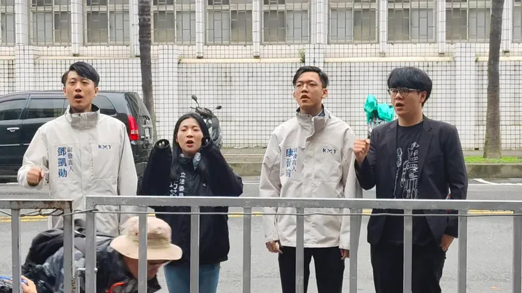 徐巧芯突破警方防線在北檢大門前大喊，「黃呂主委加油！」張欽攝