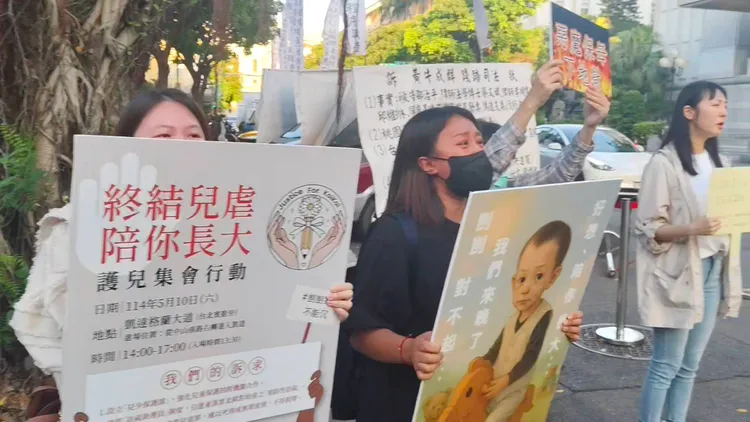 聲援剴剴的民眾抗議惡保母姊妹，泣不成聲。張欽攝