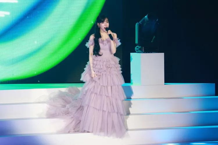 Tifanny開場演唱時宛如迪士尼公主。彭欣偉攝