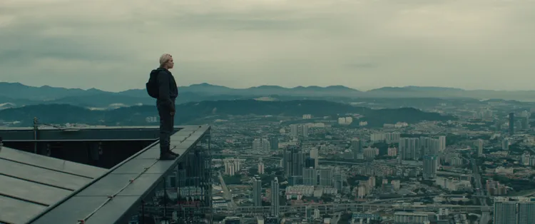 二代黑寡婦佛羅倫絲普伊從世界第二高的摩天大樓完成定點跳傘。漫威影業提供