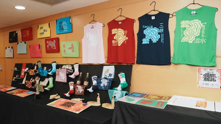 記者會展示各屆活動跑衣、跑襪、開賽禮及完賽禮。觀光局提供