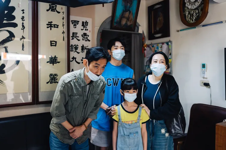 陳竹昇(左一)與劇中三個孩子關係疏離。公視台語台提供