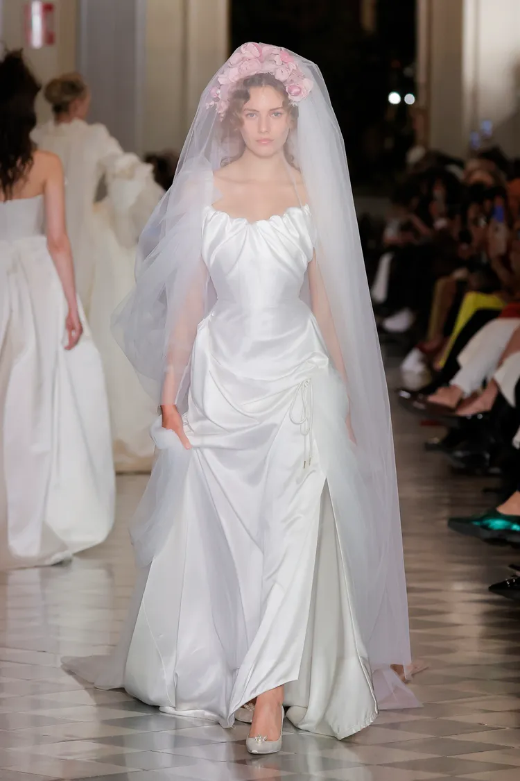 Vivienne Westwood婚紗系列以品牌標誌性的緊身胸衣為基底。品牌提供