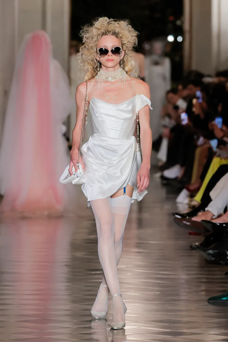 透過俐落線條勾勒出現代女性的力量與優雅姿態。品牌提供