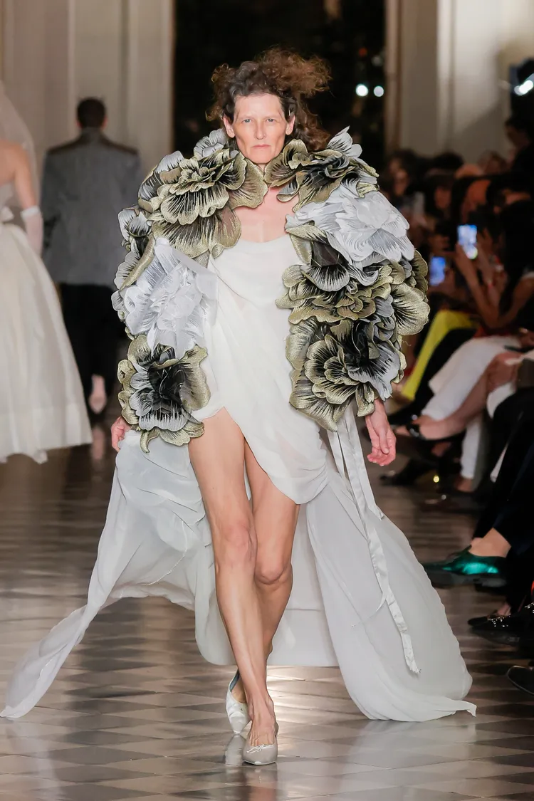 Vivienne Westwood婚紗系列融入花朵元素。品牌提供