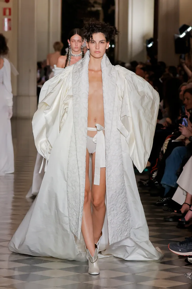 富有戲劇張力的廓形則呼應品牌一慣的風格。品牌提供