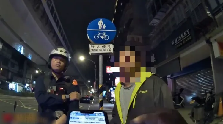 警方依法規開罰。翻攝畫面