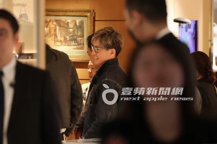 木村拓哉在愛馬仕精品店內逛得十分開心。特勤中心攝