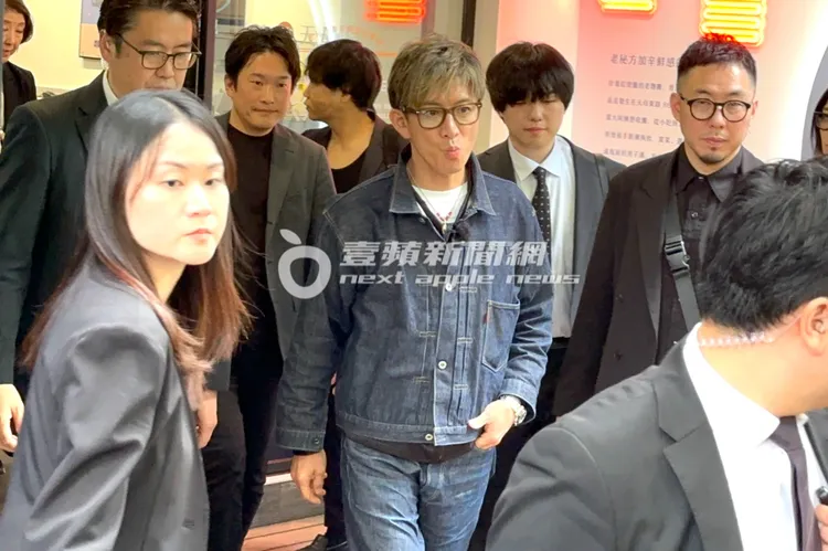 吃飽後，木村拓哉一臉滿足的樣子步出餐廳。特勤中心攝