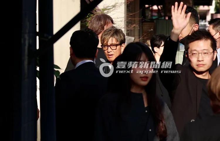 木村拓哉第四站來到位於松山文創附近的茶館「三俓就荒」品茶。特勤中心攝