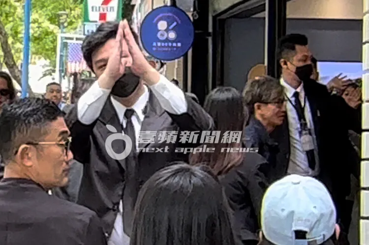 日本天王木村拓哉（右）下車到天母東路吃牛肉麵品茗。特勤中心攝