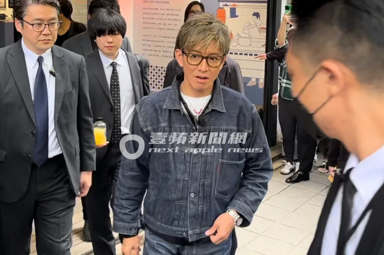 看見餐廳外圍繞著一群熱情粉絲，木村拓哉既驚訝又開心的表情全寫在臉上。特勤中心攝