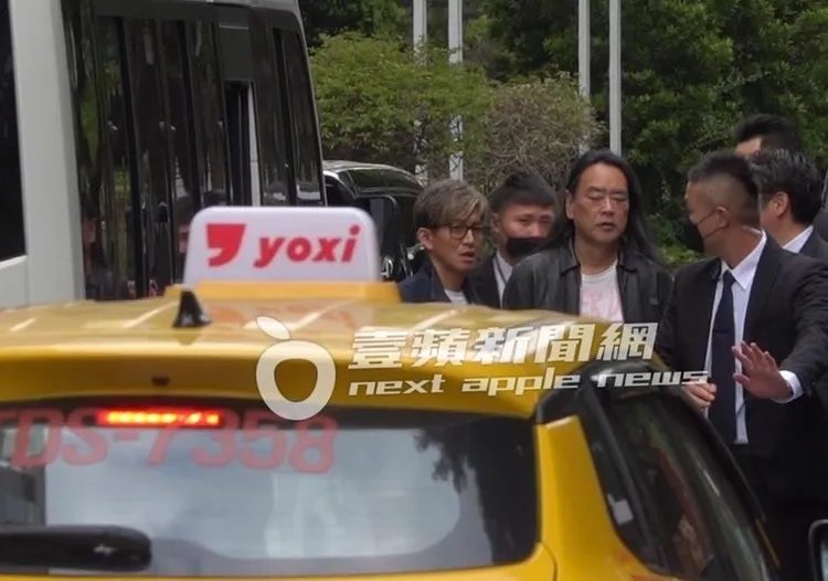 木村拓哉與野口強準備坐上小巴士離開。特勤中心攝