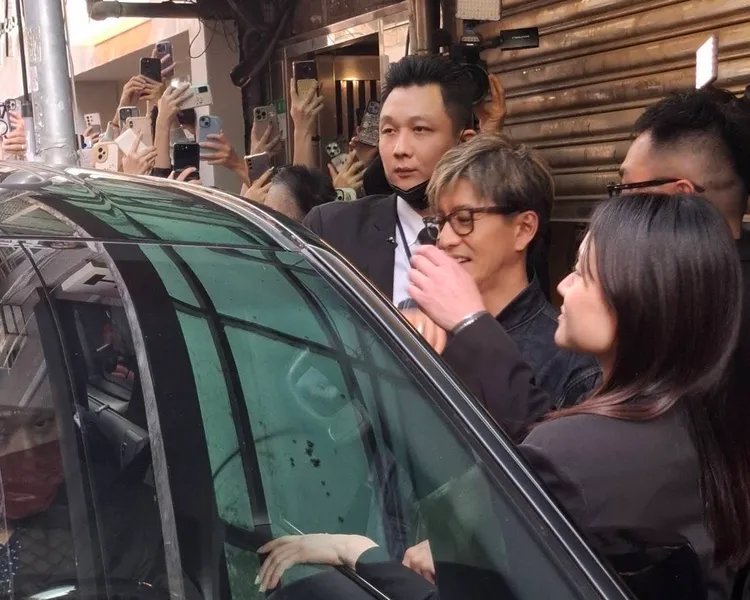 木村拓哉準備離開赤峰洋行樓下的Travis古著店，現場500位粉絲擠得水洩不通。讀者提供