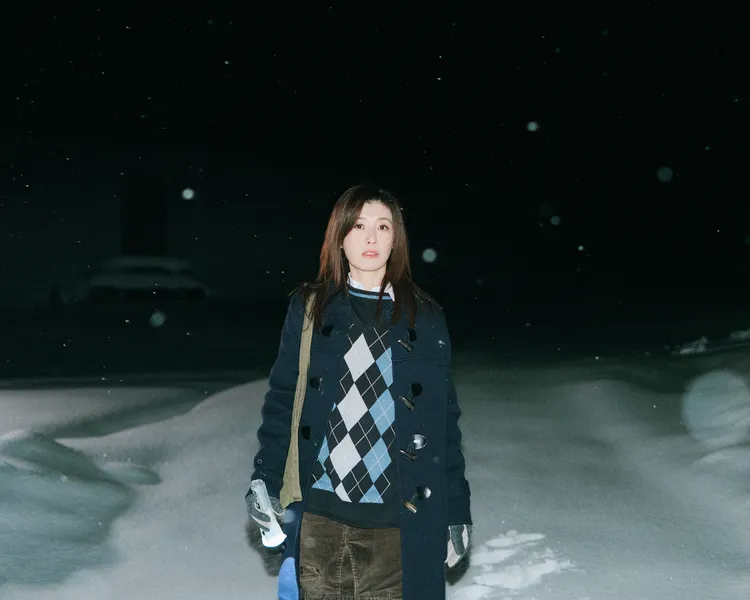 蘇慧倫在黑暗雪地中拍攝，靠保鮮膜防水禦寒。圖／相信音樂提供