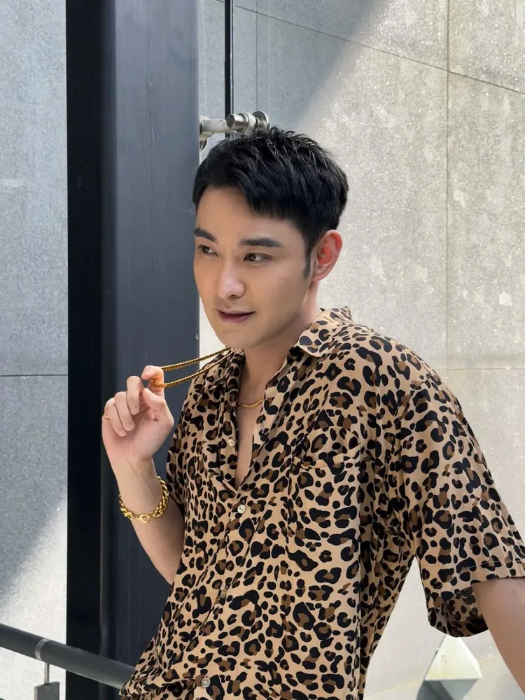 潘柏希穿上豹紋襯衫難得露出狂野一面。三立提供