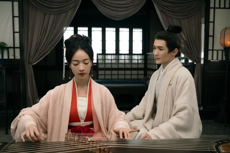 吳謹言（左）在片場看到梁永棋就心痛。中視提供