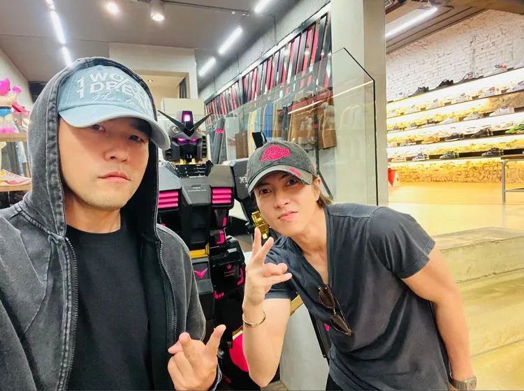 周杰倫（左）和山下智久逛潮牌店。翻攝周杰倫IG
