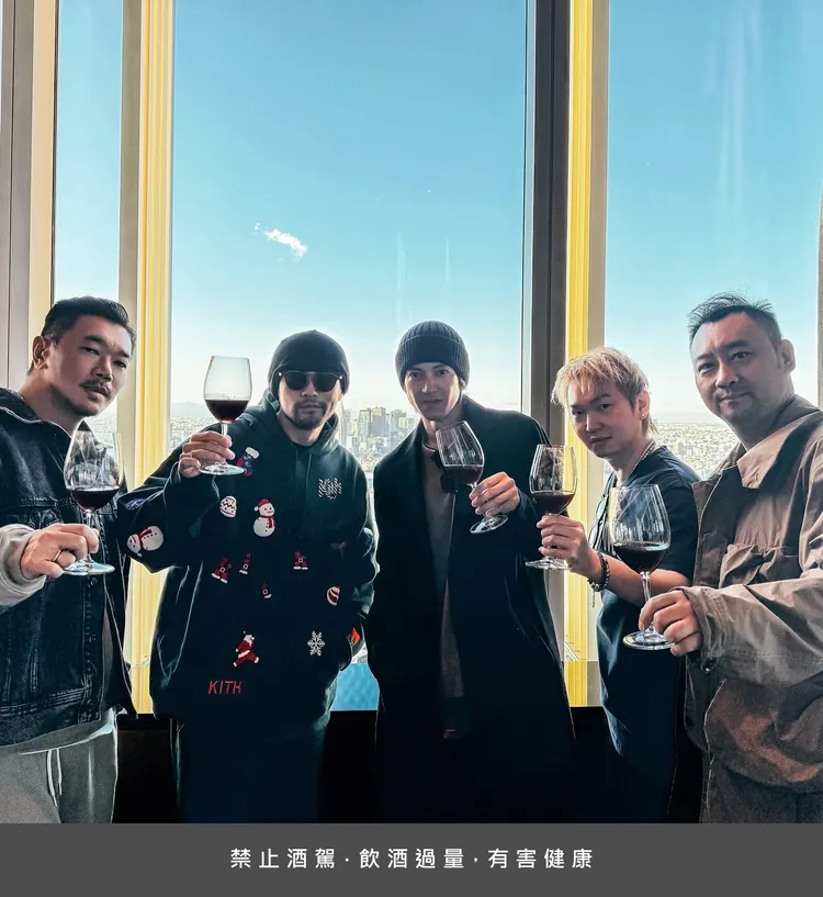 周杰倫（左二起）去年在日本和山下智久、Wiz Cheng一同品嘗紅酒。翻攝Wiz Cheng IG