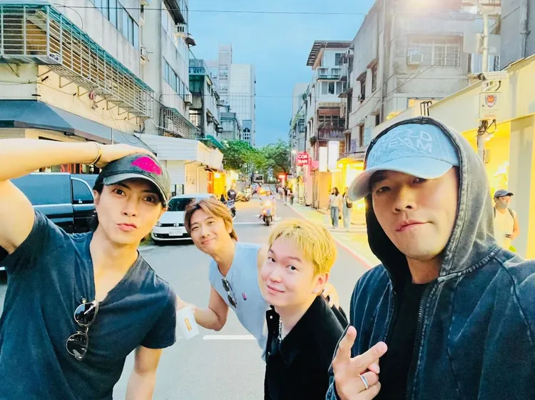 周杰倫（右）與山下智久（左）現身台北東區，山下智久好友Wiz Cheng（右二）同行。翻攝周杰倫IG