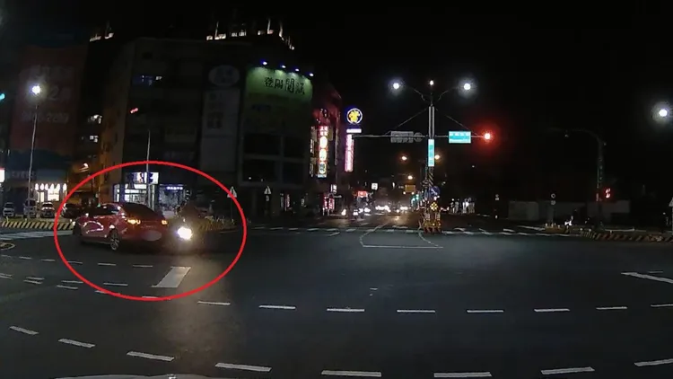 廖男違規闖紅燈左轉，幸好吳男反應即時未撞上，但仍自摔成傷。翻攝畫面