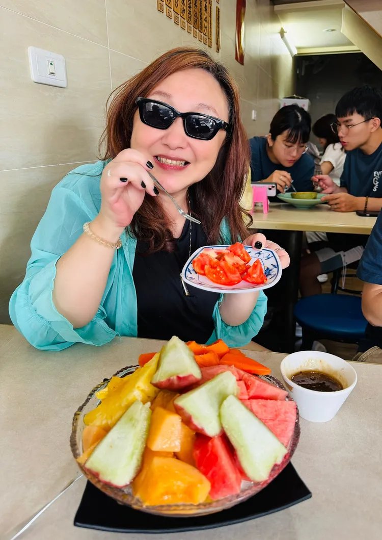 鄭怡不僅有好歌喉，更有好胃口。藍色狂想x樂來樂有趣提供