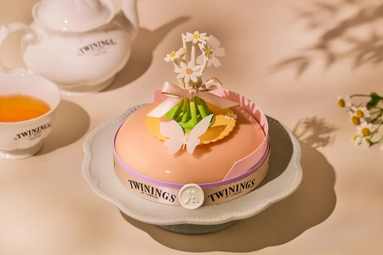 英國皇家御用茶品牌TWININGS唐寧茶聯名推出「琥珀凝光」母親節限定蛋糕。台北萬豪提供