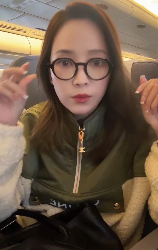 侯佩岑說自己老花嚴重，必須戴老花眼鏡。翻攝侯佩岑小紅書