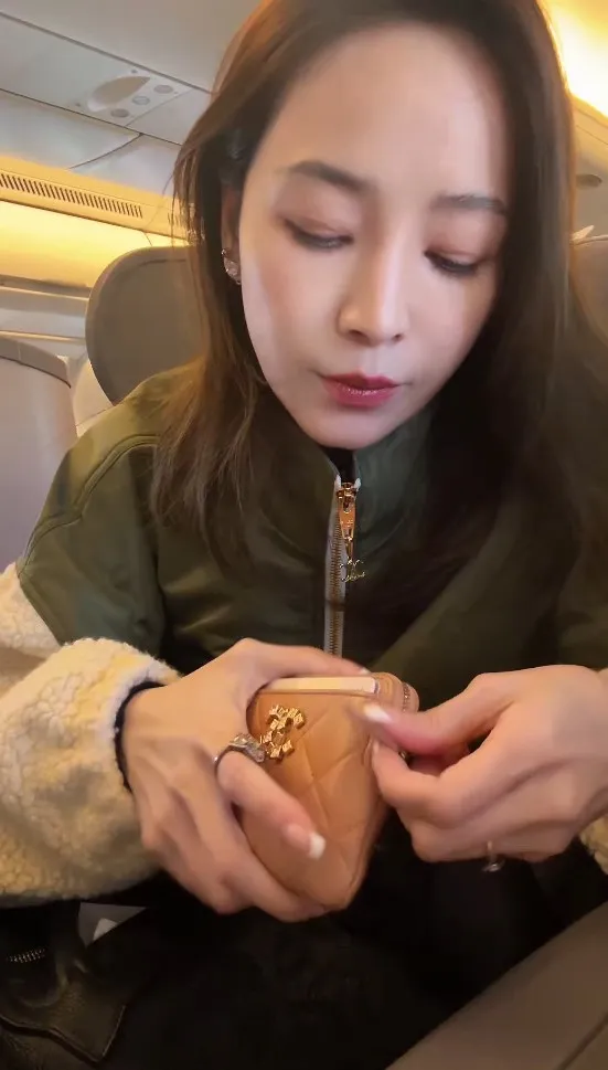 她的香奈兒小錢包。翻攝侯佩岑小紅書