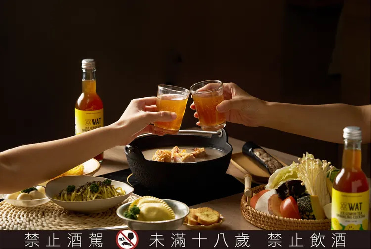 雞湯大叔攜手雞尾酒品牌WAT推出「微醺時刻套餐」，4/21至5/20限時優惠價999元。業者提供