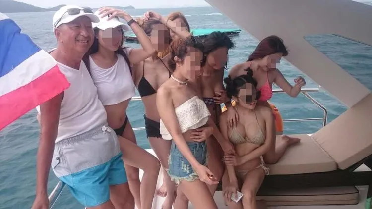 年逾70的信大水泥董事長楊智雄，在遊艇上與7名比基尼辣妹合影。翻攝自楊智雄臉書