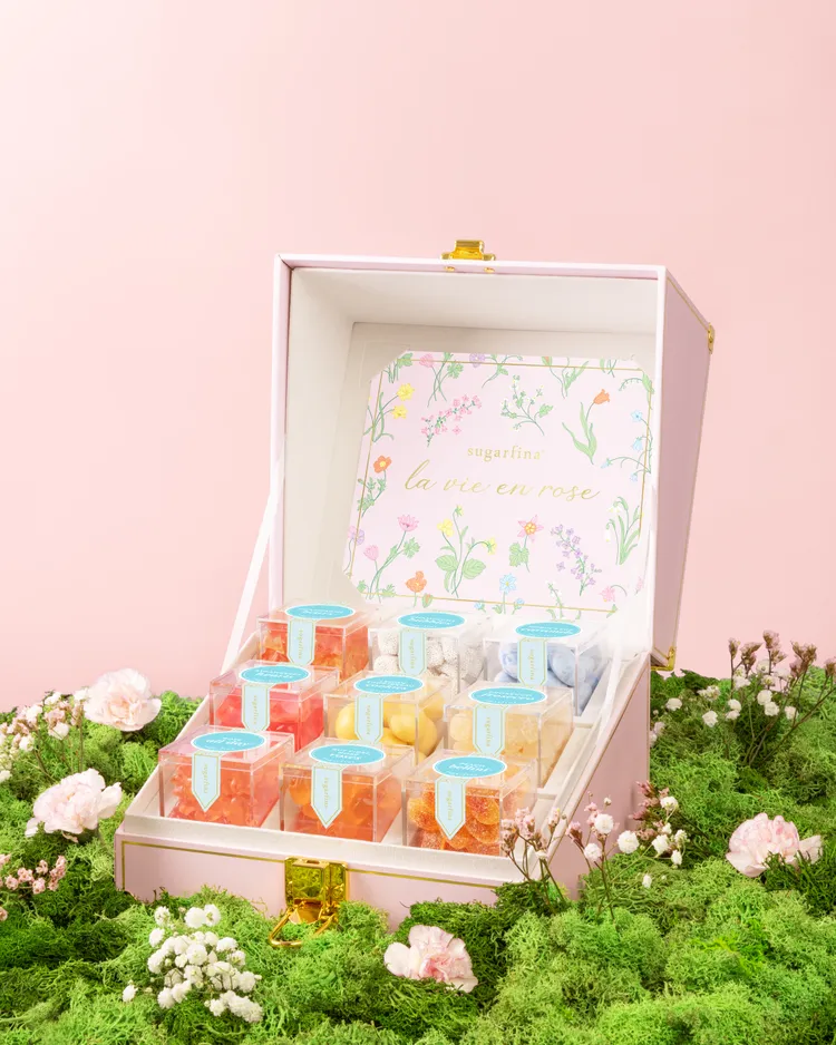 Sugarfina「玫瑰人生」粉色迷你提箱禮盒，9盒裝可以自由搭配。業者提供