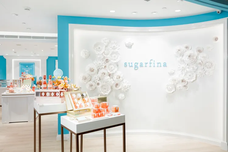 Sugarfina旗艦店位於台北101購物中心，以淡雅的寶寶藍與貝殼白色調，傳遞典雅精緻氛圍。業者提供
