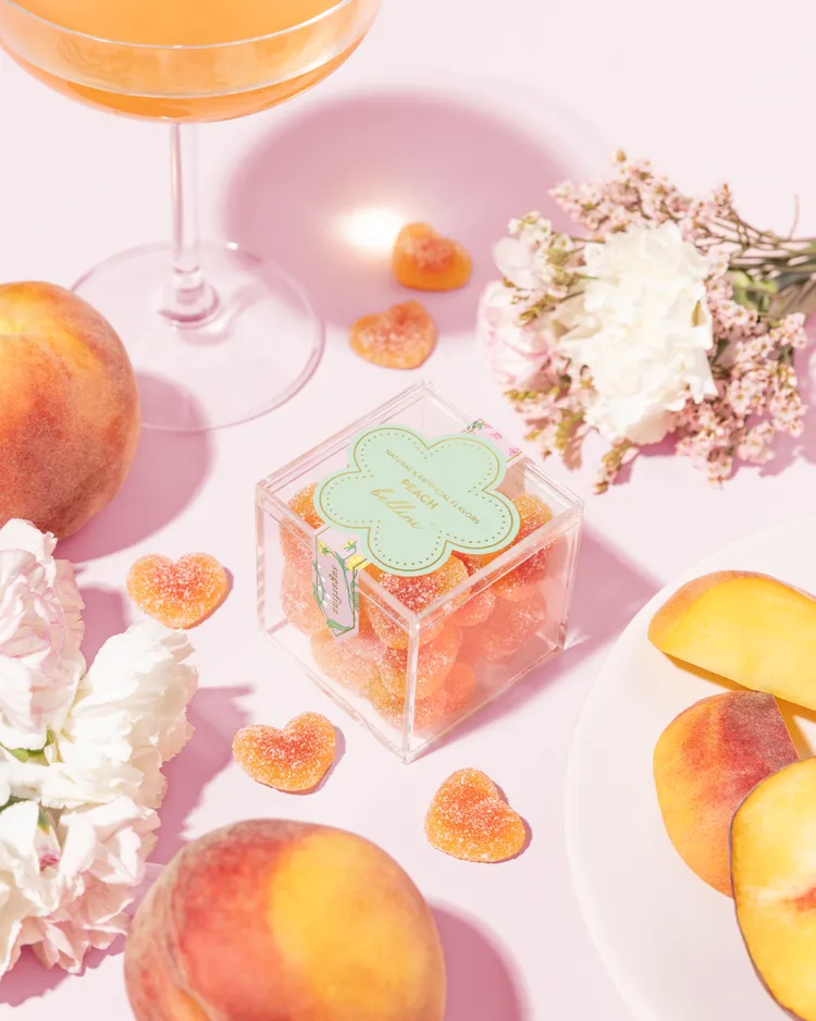 糖果小方盒，售價490元，口味有草莓風味棉花軟糖、心型草莓軟糖、草莓香檳小熊軟糖、貝里尼水蜜桃軟糖。業者提供