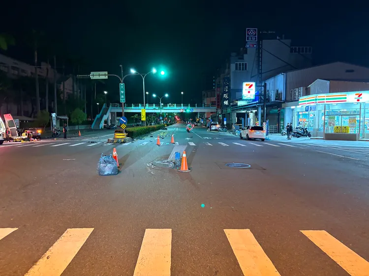 回收物及拖車架散落一地。民眾提供