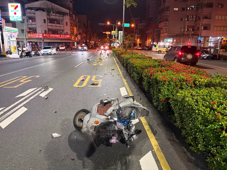 盧婦連人帶車被撞飛。民眾提供