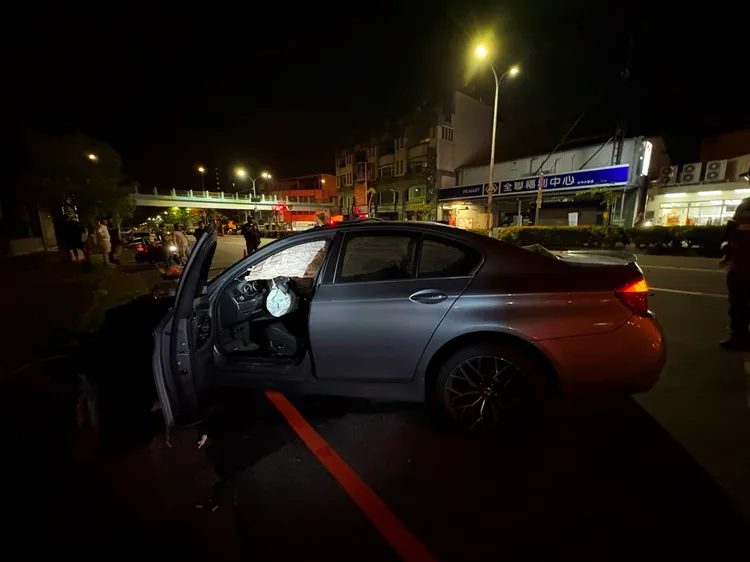 簡男的BMW失控撞上消防栓才停住。民眾提供